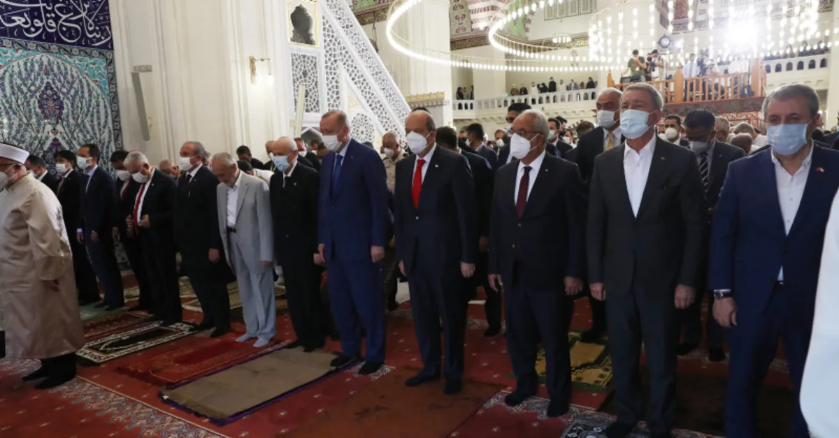 Bayramı namazını KKTC’de kılan Başkan Erdoğan’a eşlik eden isimler dikkat çekti