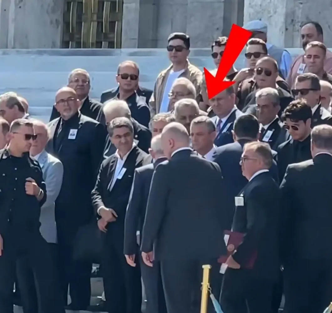 eski-ve-yeni-chp-ayni-karede-kilicdaroglu-ve-ozelden-bolume-sonrasi-ilk-tokalasma-1788168540994.jpeg Eski ve "Yeni" CHP aynı karede! Kılıçdaroğlu ve Özel'den bölünme sonrası ilk tokalaşma-3