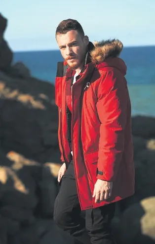 Hande Erçel'le ilişkisi biten Kerem Bürsin yeni aşka yelken açıyor! Yakışıklı oyuncu spor spikeri...