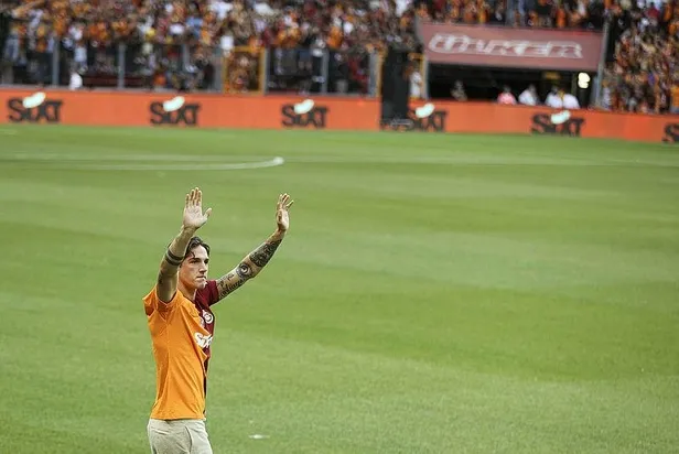 erden-timur-yeni-transferin-ipuclarini-verdi-stopere-surpriz-hollandali-1692355004386.jpeg Galatasaray'da savunmaya sürpriz Hollandalı! Erden Timur yeni transferin ipuçlarını verdi!-4