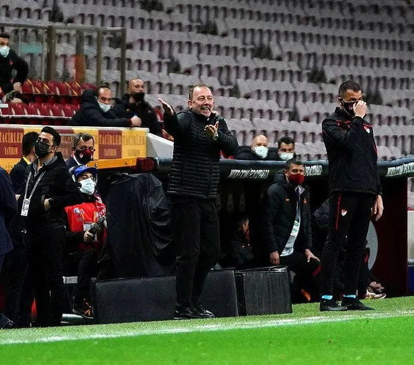 Sergen Yalçın’dan hakemlere sert eleştiri: Tek kelimeyle komedi!-5