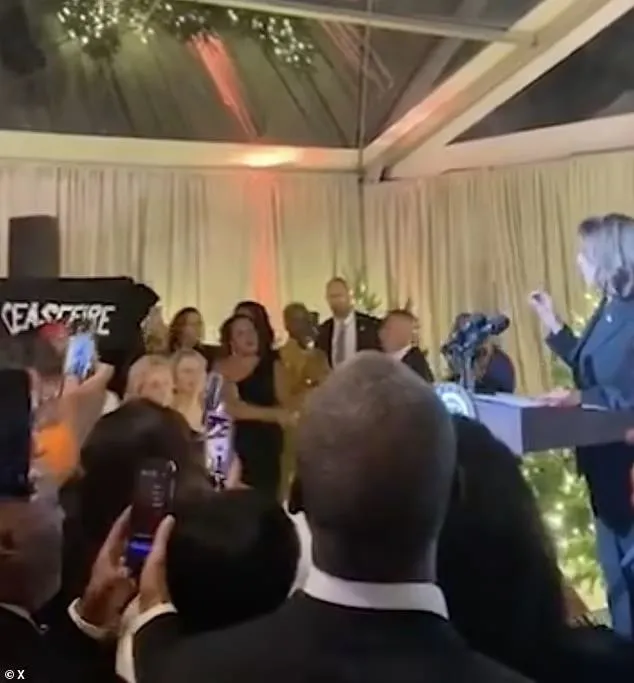 abd-baskan-yardimcisi-kamala-harrise-bayram-konusmasinda-gazze-soku-ateskes-talep-eden-demokrat-milletvekili-r-1702457804706.jpeg ABD Başkan Yardımcısı Kamala Harris’e bayram konuşmasında Gazze şoku! Ateşkes talep eden Demokrat milletvekili resmen susturdu: İsa Bebek Noel kutlayamıyor-1