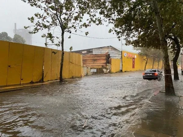 İzmir'de sağanak: Cadde ve sokaklar göle döndü!-3
