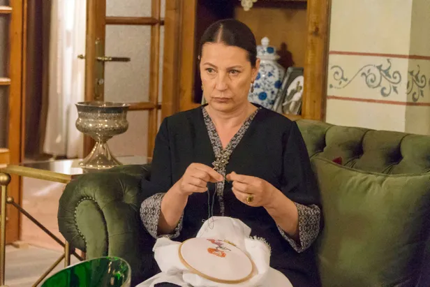 hasret-ruzgarlarinin-estigi-bir-zamanlar-cukurovada-bayrak-degisimi-hunkarin-yerine-hasmet-geliyor-1639544364120.jpg Hünkar'ın yerine Haşmet geliyor! Hasret rüzgarlarının estiği Bir Zamanlar Çukurova'da bayrak değişimi!-2