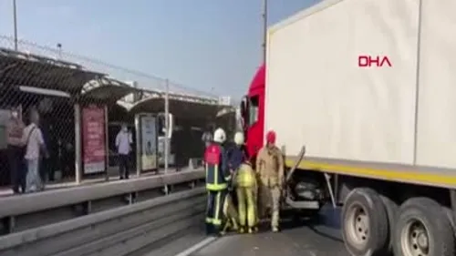 Son dakika: Bakırköy’de kontrolden çıkan kamyon, metrobüs bariyerlerine çarptı