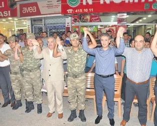 ‘Dinlemeyin’ dediği kaymakamla el ele!