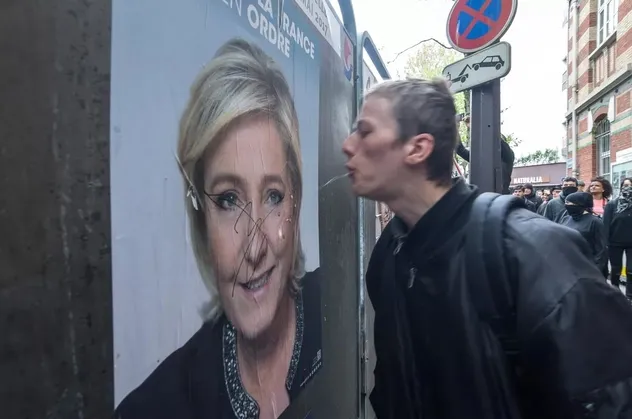 Konu İslam düşmanlığı olunca Macron ve Le Pen tek yürek oldu! Skandal 'başörtüsü yasaklansın' çağrısı