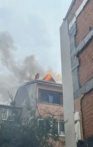 Bayrampaşa'da korkutan yangın! 4 katlı binanın çatısı alev aldı