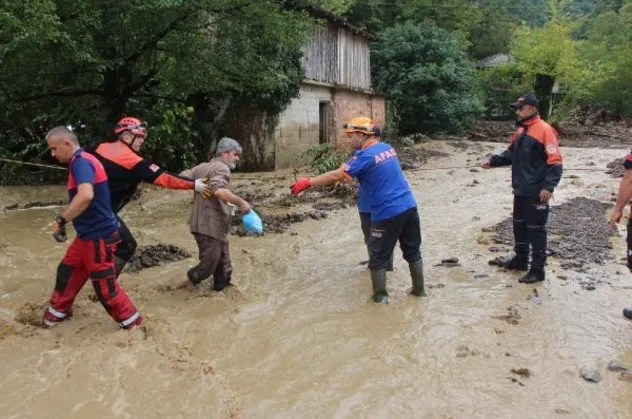 Bartın'daki sel felaketinde 4 kişilik aile böyle kurtarıldı! Yaşlı kadını AFAD görevlisi sırtında taşıdı
