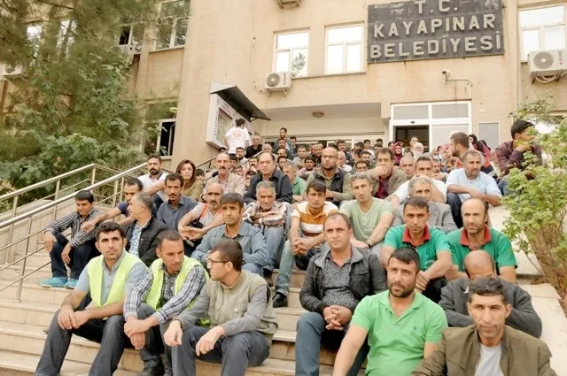 kayapinarda-22-belediye-iscisi-apar-topar-cikarildi-1785652182865.jpeg Kayapınar Belediyesi 22 işçinin görevine apar topar son verdi… Sendikadan tepki emekçilerden eylem-3