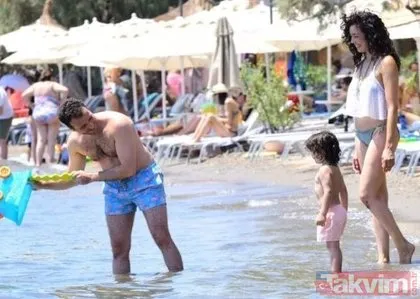 Azra Akın plajın gözdesi! Eşi ve oğluyla kameralara yakalandı bikinili haliyle ortalığı salladı: Boşuna Kainat Güzeli olmamış
