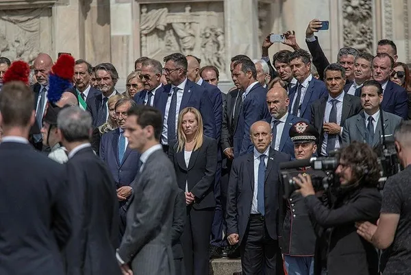 disisleri-bakani-hakan-fidan-ile-ak-parti-genel-baskan-yardimcisi-ve-parti-sozcusu-omer-celik-berlusconinin-ce-1686764248238.jpeg Berlusconi'ye veda! Türkiye'den üst düzey iki isim katıldı-9