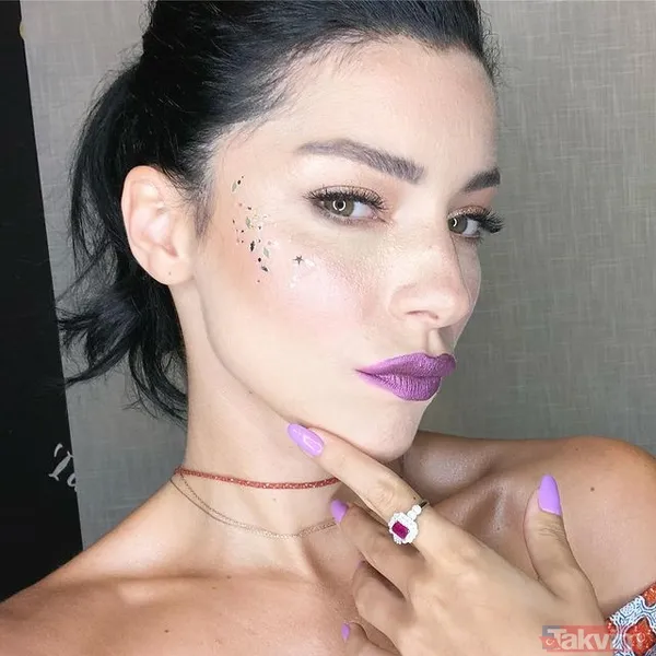 Merve Boluğur kırmızılar içinde paylaştı! Derin göğüs dekoltesiyle boy gösterdi sosyal medyayı yaktı kavurdu - 1