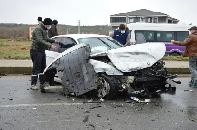 Sakarya'da duble yolda iki lüks araç kafa kafaya çarpıştı: Yaralılar var