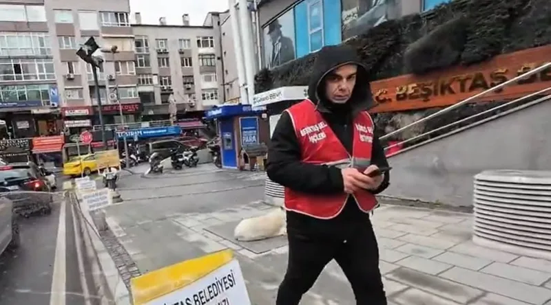 chpli-besiktas-belediyesinin-isten-cikardigi-personel-tek-basina-grev-yapiyor-akrabasi-olanlar-arka-kapidan-gi-1769159499190.jpeg CHP'li Beşiktaş Belediyesi'nin işten çıkardığı personel grev yapıyor: Akrabası olanlar arka kapıdan girdi!-3