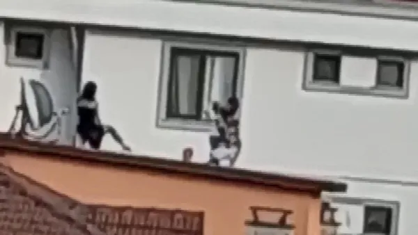 sosyal-medyada-daha-fazla-begeni-almak-isteyen-genc-kizlar-catida-fotograf-cekti-olumle-dans-etti-1665469660249.jpg Sosyal medyada daha fazla beğeni almak isteyen genç kızlar çatıda fotoğraf çekti ölümle dans etti-2