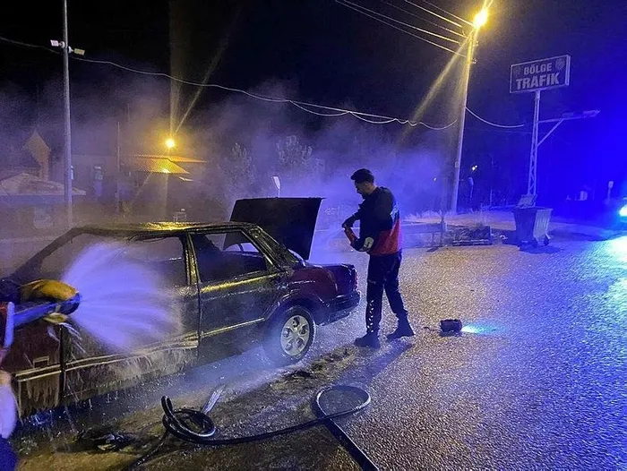 ceza-kesilecegini-ogrenince-ortalik-karisti-otomobilini-atese-verdi-1705069736646.jpeg Ceza kesileceğini öğrenince ortalık karıştı! Otomobilini ateşe verdi-3