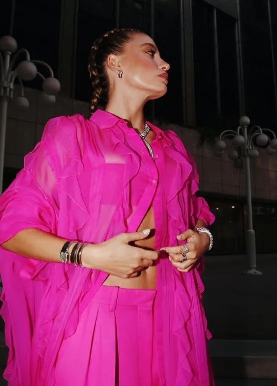 odul-toreninde-serenay-sarikaya-ve-hande-ercel-siklik-yarisina-girdi-gulsen-ise-tuhaf-makyajiyla-sosyal-medyad-1654023457951.jpeg Ödül töreninde Serenay Sarıkaya ve Hande Erçel adeta şıklık yarışına girdi! Geceye ise 5.5 milyonluk takılar damga vurdu-10