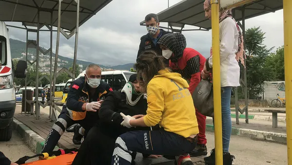 Bursa'da otomobil otobüs durağındaki yayalara çarptı: 5 yaralı-3