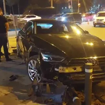 Kadıköy’de şerit değiştirmek isteyen sürücü motosiklete çarptı: 2 yaralı