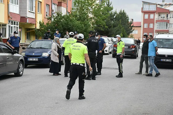 sivasta-karsidan-karsiya-gecen-kiz-cocuguna-carpan-surucuye-meydan-dayagi-atildi-1592663177166.jpg Sivas’ta karşıdan karşıya geçen kız çocuğuna çarpan sürücüye meydan dayağı atıldı-1