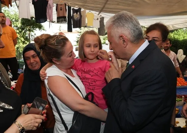 Binali Yıldırım Tuzla'da pazar esnafını ziyaret etti-3