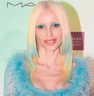 odul-toreninde-serenay-sarikaya-ve-hande-ercel-siklik-yarisina-girdi-gulsen-ise-tuhaf-makyajiyla-sosyal-medyad-1654023527682.jpeg Ödül töreninde Serenay Sarıkaya ve Hande Erçel adeta şıklık yarışına girdi! Geceye ise 5.5 milyonluk takılar damga vurdu-13