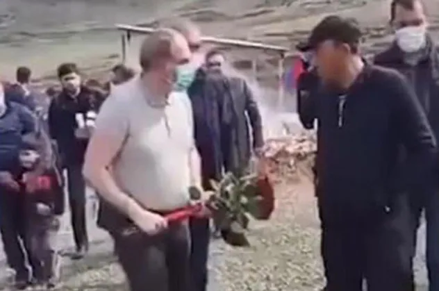Ermenistan Başbakanı Nikol Paşinyan'a bu sefer de asker yakınından soğuk duş! Mezara çiçek bırakmasını engelledi