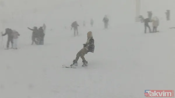 Uludağ doldu taştı! Yoğun sis ve tipiye rağmen kayak severler akın etti - 5