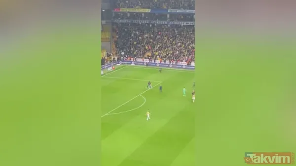 Fenerbahçe - Trabzonspor derbisinde saha karıştı! Hakem Zorbay Küçük'ün üzerine yürüyen taraftarı futbolcular engelledi - 6