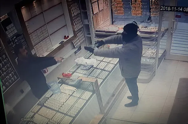 Ankara'da kuyumcuyu soymak isteyen soyguncu hayatının şokunu yaşadı