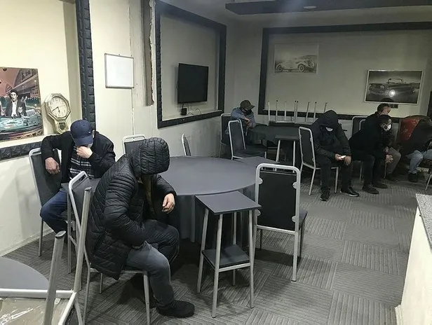 bursada-kapali-olmasi-gereken-kahveye-polis-baskini-ceza-yagdi-1609690574610.jpeg Bursa'da kapalı olması gereken kahveye polis baskını: Ceza yağdı-4