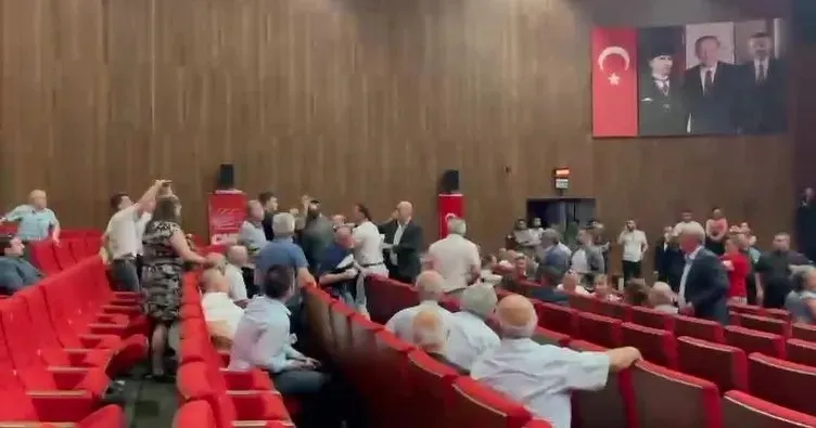chp-kocaeli-toplantisinda-gergin-anlar-milletvekilinin-kuzeni-tehdit-etti-1717959855336.jpeg CHP Kocaeli toplantısında tansiyon yükseldi! Taraflar birbirine girdi: Tehditler savurup üstüne bir de saldırdı... İşte o görüntüler-3