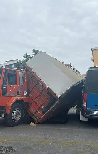 Facia ucuz atlatıldı! Sunta yüklü kamyon minibüsün üzerine devrildi
