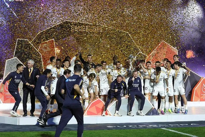 arda-guler-ilk-kupasini-kazandi-real-madrid-barcelonayi-maglup-ederek-ispanya-super-kupasini-aldi-1705268528442.jpeg Arda Güler ilk kupasını kazandı! Real Madrid, Barcelona'yı mağlup ederek İspanya Süper Kupası'nı aldı-2