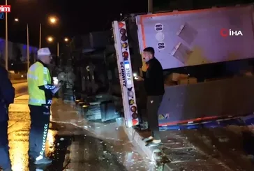 Mersin'de boya yüklü tır devrildi