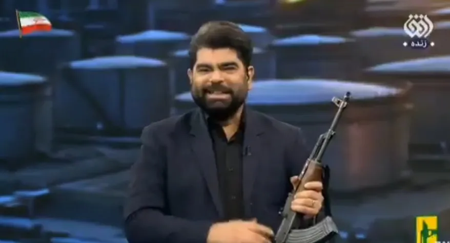 1778946194044.jpeg İran televizyonunda canlı yayında silah eğitimi! Sunucular BAE bayrağını hedef aldı-5