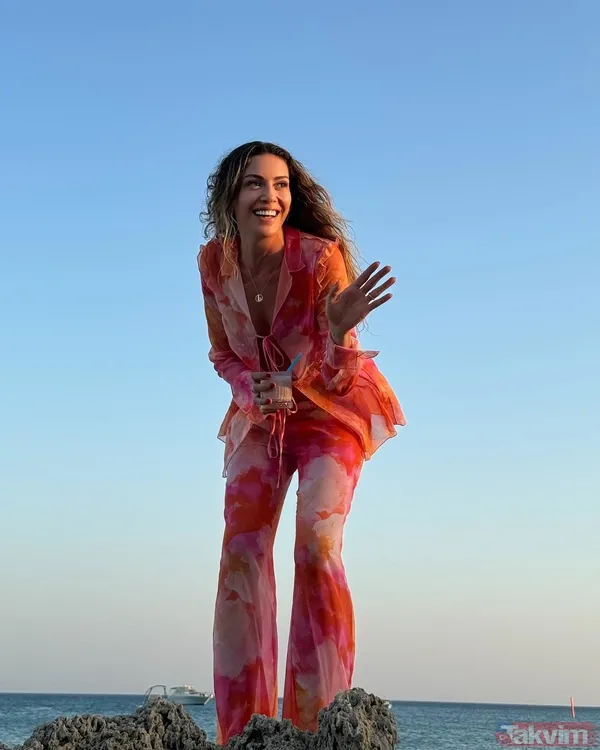 2 çocuk annesi Sinem Kobal’dan bikinili paylaşım geldi! “Sürpriz sonlu” Kenan İmirzalıoğlu’nın biricik eşi sosyal medyaya damga vurdu - 8