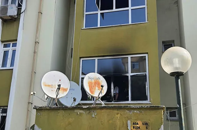 Kocaeli'de 3 katlı apartmanda yangın!