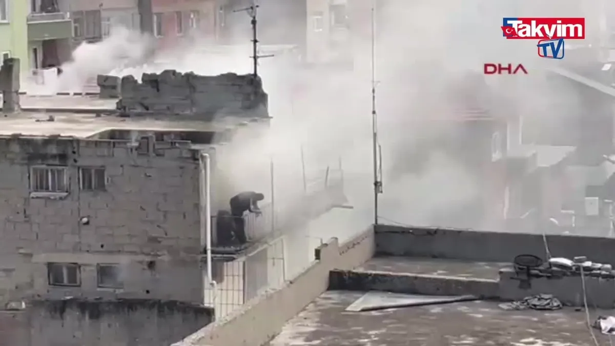 Yangında baba ve 2 çocuğu dumanların arasında kaldı; o anlar kamerada