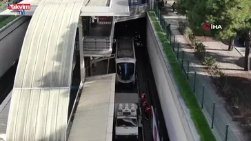 İzmir'de metro vagonu raydan çıktı