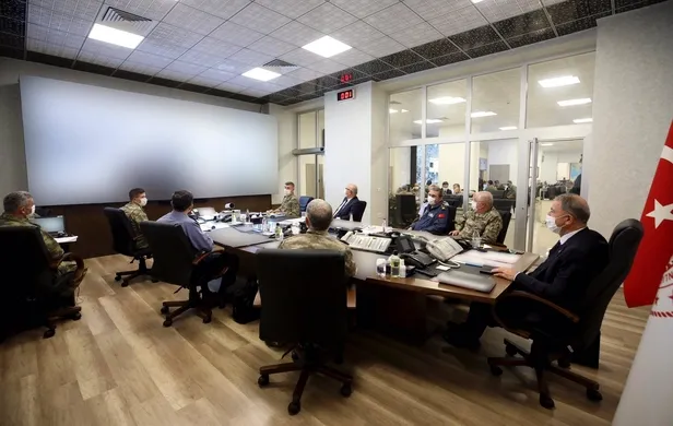 pence-kaplan-operasyonu-basladi-bakan-akar-ve-komutanlar-harekat-merkezinde-1592350327706.jpeg