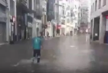 İstanbul’da etkili olan yağış sonrası İstiklal Caddesi ve Gülhane Parkı göle döndü! E-5’te sürücüler ilerleyemedi