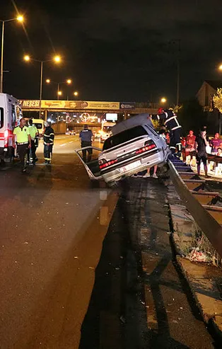 Önce işçi minibüsüne çarptı ardından bariyerlere girdi! Yer: Kocaeli