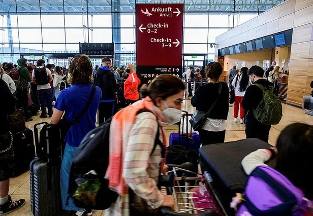 avrupadaki-havayolu-sirketlerinin-personel-krizi-turkiyedeki-ucuslari-etkiledi-gecikme-yasaniyor-1657203165720.jpeg Avrupa'daki havayolu şirketlerinin personel krizi Türkiye'deki uçuşları etkiledi: Gecikme yaşanıyor-4