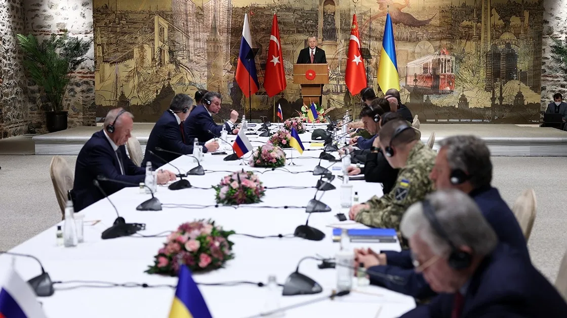 putin-istanbul-2022-anlasmasini-gosterdi-baris-gorusmelerine-haziriz-1782233308322.jpeg Putin 2022'deki İstanbul görüşmesini işaret etti! Rusya Ukrayna ile müzakereye hazır | 4 yıl önce ne konuşulmuştu?-5
