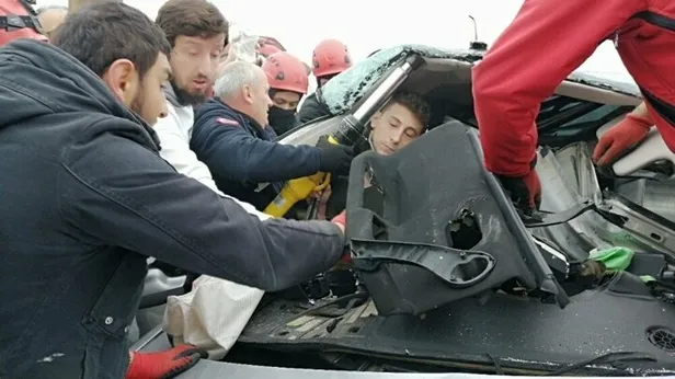 Otomobil bariyere ok gibi saplandı! Nişanlı çift akılalmaz kazadan yaralı kurtuldu-3