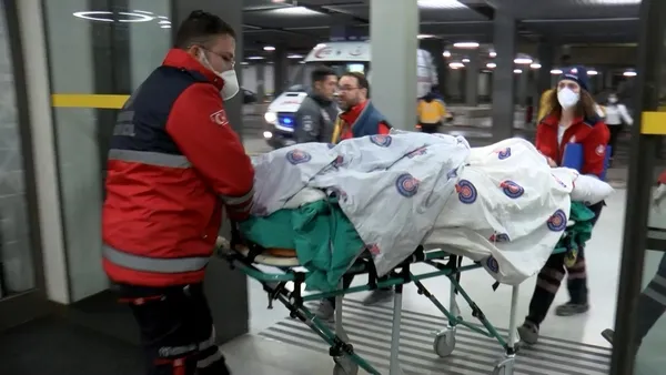 yarali-olarak-getirilen-minik-eymenin-baba-diye-aglamasi-yurek-parcaladi-1675827771889.jpg Yaralı olarak getirilen minik Eymen’in 'baba' diye ağlaması yürek parçaladı-5