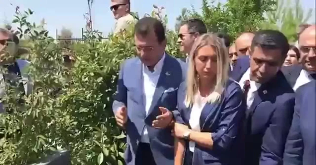 Ekrem İmamoğlu ve eşi Dilek İmamoğlu’ndan zoraki dua pozu