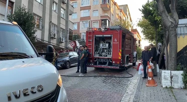 Ekiplerin müdahalesi ile takla atan araç ve sürücüsü kurtarıldı (DHA)